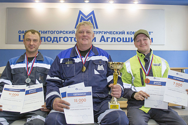 Ювелирное управление огромной машиной