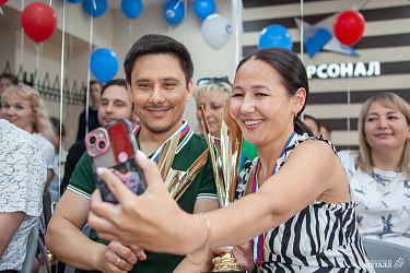 Сплоченность и мастерство: секреты профессиональной работы машиниста крана и стропальщика 